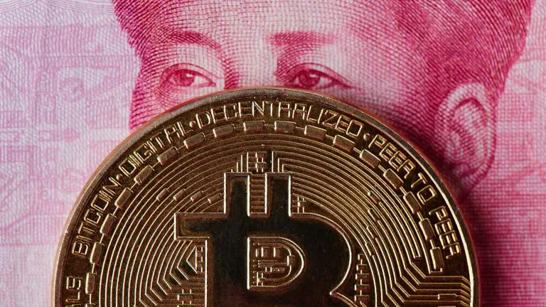 Bitcoin e moeda da China.