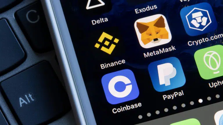Celular com aplicativos de criptomoedas MetaMask, Binance, Crypto.com, Coinbase e PayPal