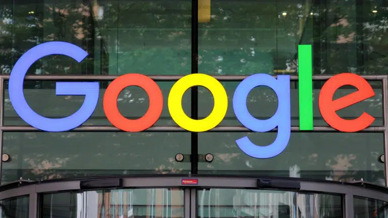 Google em porta de escritório da empresa