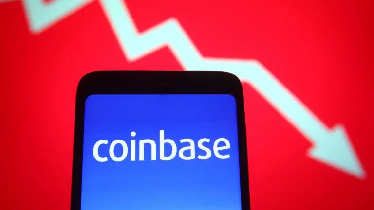 Aplicativo da Coinbase com gráfico de desvalorização ao fundo