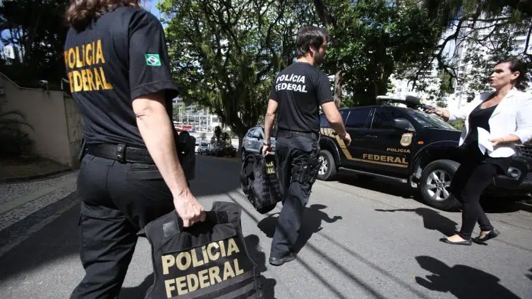 Operação da PF cumprindo mandados