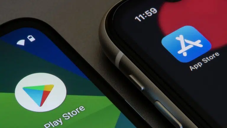 Celulares com lojas de aplicativos da Apple e do Google.
