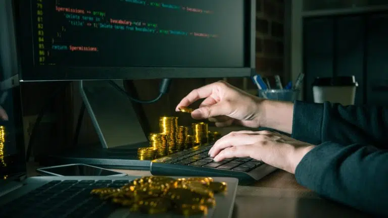 Hacker roubando criptomoedas