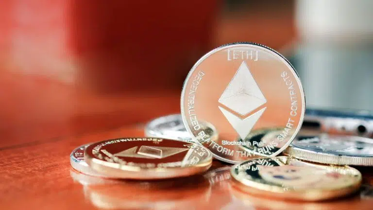 Moedas físicas de Ethereum.