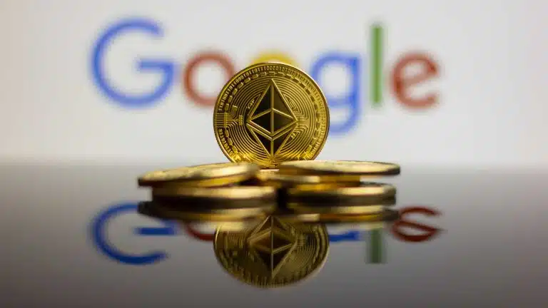 Logotipo do Google e moedas físicas de Ethereum.
