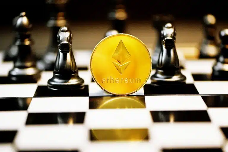 Criptomoeda simbólica de Ethereum sobre tabuleiro de xadrez