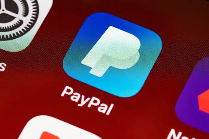Ícone do aplicativo do PayPal em disposito móvel
