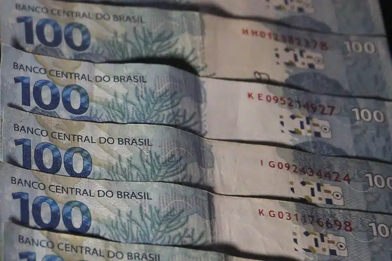 Notas físicas de 100 reais