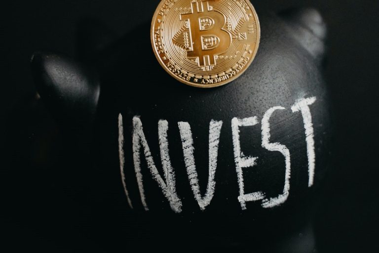 Bitcoin simbólico sendo colocado em cofre de criptomoedas